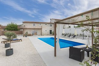 Villa in Sveti Lovreč mit Schwimmbecken