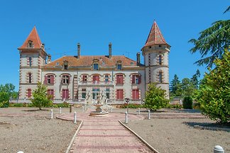 Geräumiges Ferienhaus mit Pool im Espalais...