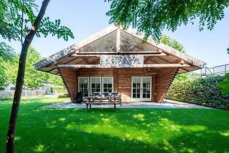 Amplio chalet de madera con terraza cubierta
