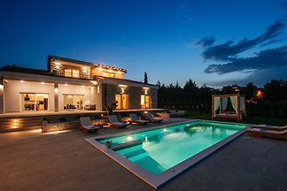 Villa in Pridraga mit Pool am Meer