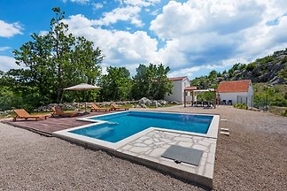 Villa à Neoric avec Piscine et Bain à Bulles