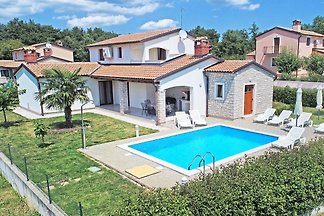 Villa in Tinjan met terras en balkon