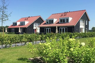 Luxe villa met gedeeld zwembad