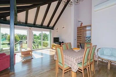 Charmantes Ferienhaus in Zaton mit Garten