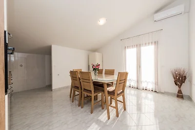 Geräumiges Apartment in Vrsi mit Garten