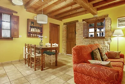 Spazioso palazzo a Nava con piscina