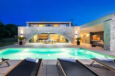 Villa in Nedešćina mit Schwimmbecken