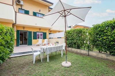 Villa in Wohnanlage mit Pool und Garten, 100M...