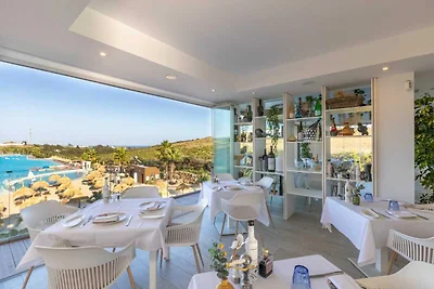 Stylish 3-Bed Apartment | Alcazaba Lagoon...