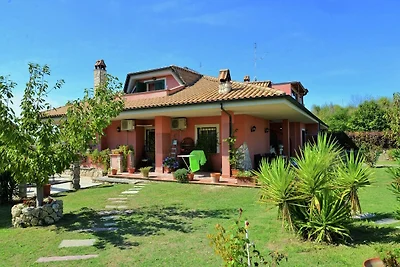 Villa a Monterotondo con piscina condivisa