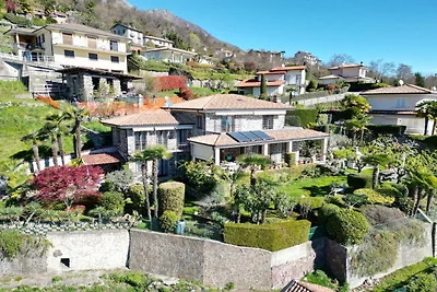 Villa am See mit Panoramablick