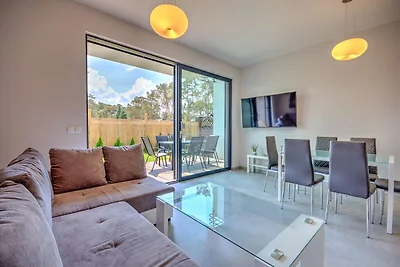 Komfortables Ferienhaus mit Garten und Pool