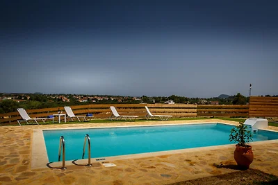 Villa di lusso con piscina a Kalpaki