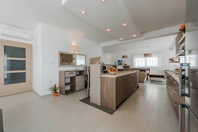 Luxury Escape with Swimming Pool & Modern Des...