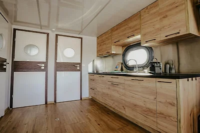 Hausboot am Hafen mit Seeblick