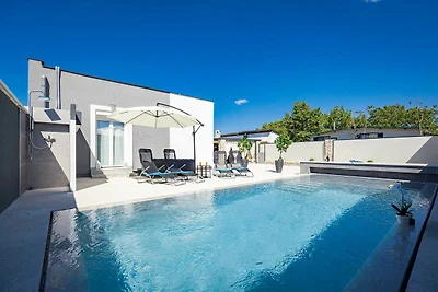 Villa in Gajana mit beheiztem Pool