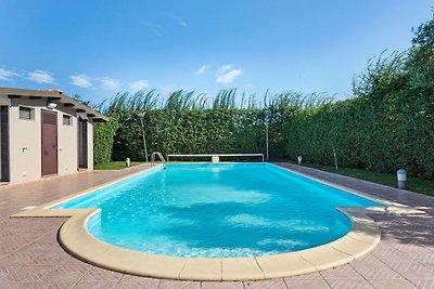 Villa mit Gartenblick und privatem Pool in...