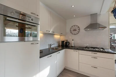 Bungalow in Sint Maartenszee am Strand