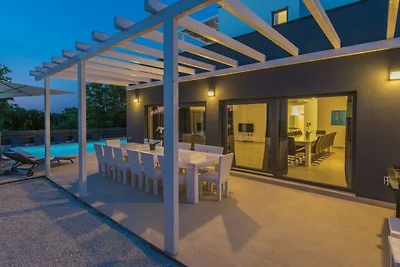 Villa in Premantura mit Schwimmbecken