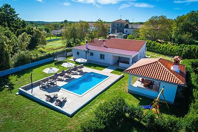 Schönes Ferienhaus in Prodol mit Swimmingpool