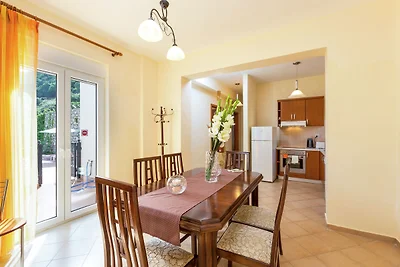 Villa tegen berghelling, privézwembad, met fa...