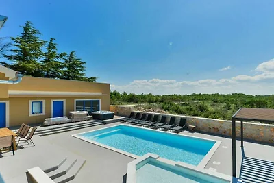 RE con piscina e spa Confortevole residenza p...