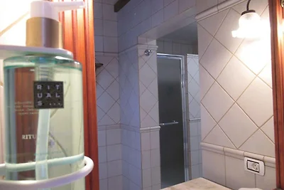 Villa con piscina e accesso privato alla...