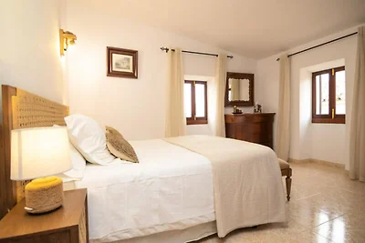 Haus in Buger mit Pool und Bergblick