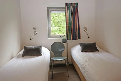 Freistehender Bungalow mit dekorativem Kamin,...