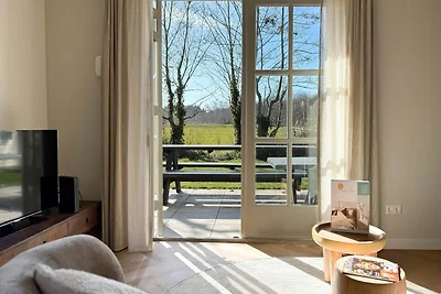 Villa mit weitläufigem, sonnigem Garten