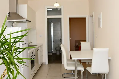 Wohnung in Ljubac mit Garten