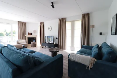 Stilvolle Villa am Wasser mit Sauna