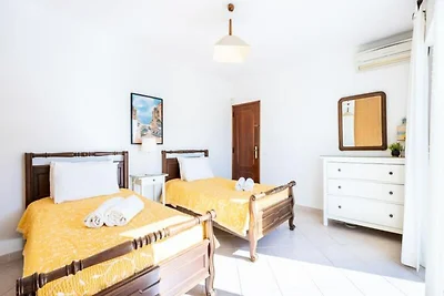 Villa in Galé mit Pool nahe São Lourenço