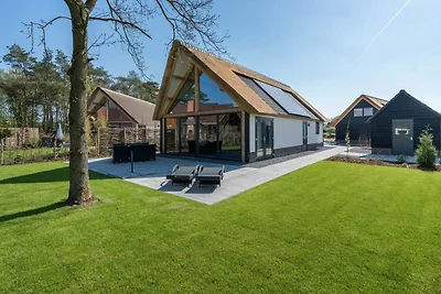 Bungalow con tetto di paglia e terrazza...