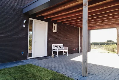Moderne Villa mit Blick auf den Veere-See