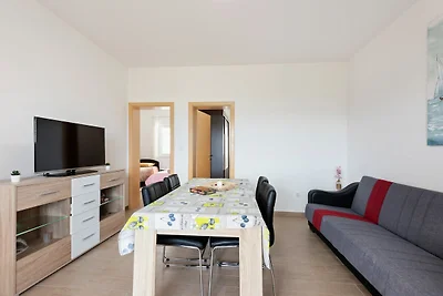 Simplistic Apartment in Neviđane mit Balkon