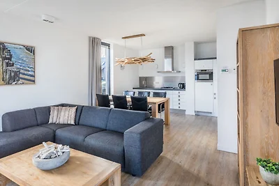 Moderne Lodge am Wasser in einem Nationalpark