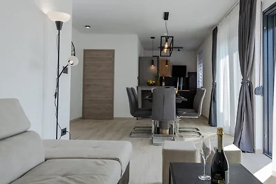 Holiday Home Infinity - Six Bedroom Guest Hou...