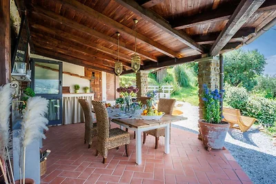 Villa a Pescia con vista sui vigneti