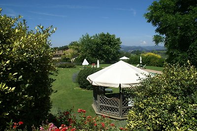 Schöne Wohnung mit Pool und schönem Garten