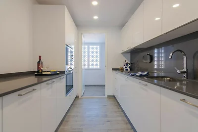 Beachside Penthouse with Rooftop Terrace &...