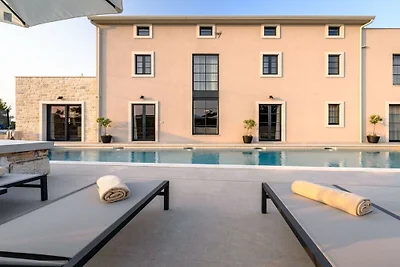 Villa in Kirmenjak mit Schwimmbecken