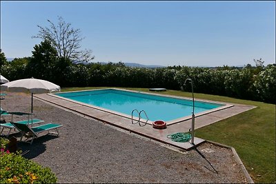 Ampia casa colonica con piscina a Cortona