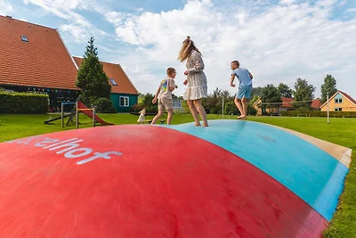Villa in Friesland mit Garten am Wasser
