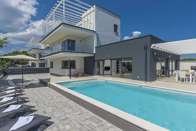Villa in Premantura mit Schwimmbecken