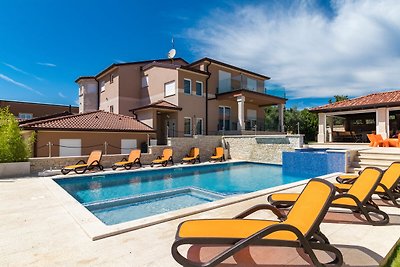 Spaziosa villa con piscina e bagnoschiuma a...