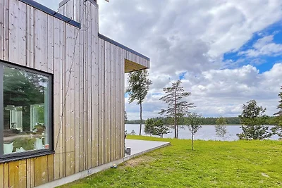 Spacieuse villa au bord du lac avec sauna