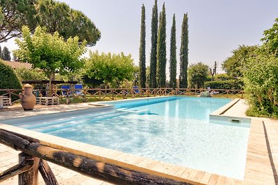 Moderno agriturismo con piscina a Marsciano