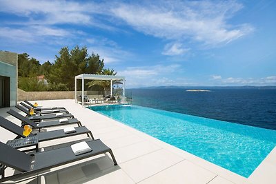 Villa sulla spiaggia a Korcula con piscina