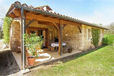 Schönes Ferienhaus in Issac mit Schwimmbad
